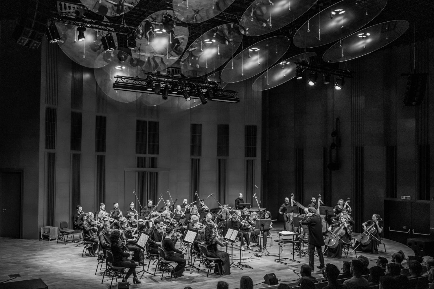 Grupa muzyków orkiestry AUKSO Orkiestry Kameralnej Miasta Tychy