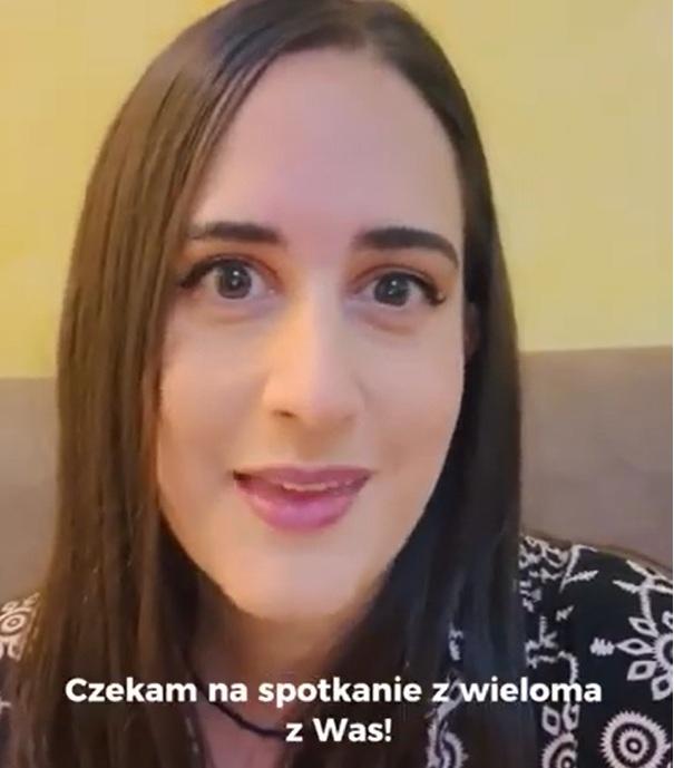 Włoska pianistka Leonora Armellini nosi krótkie cimne włosy i jest ubrana w kolorową sukienkę