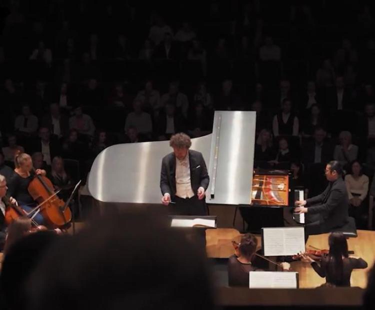 Pianista Kyōhei Sorita i dyrygent Jean-Luc Tingaud