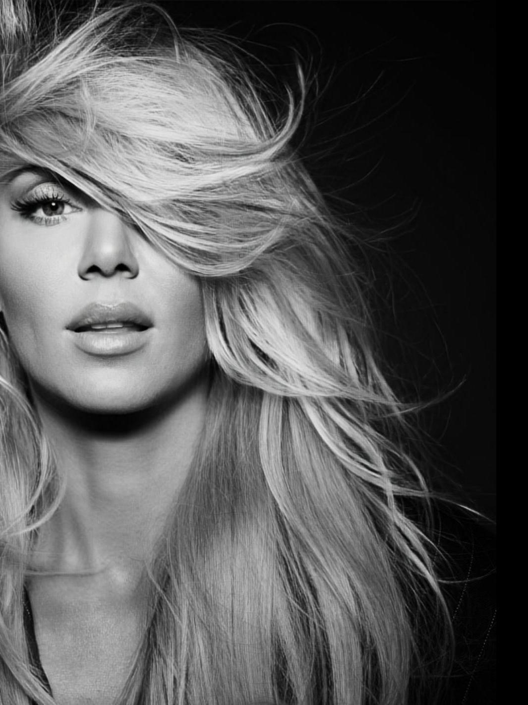 Wokalistka Kasia Moś w rozpuszczonych blond włosach